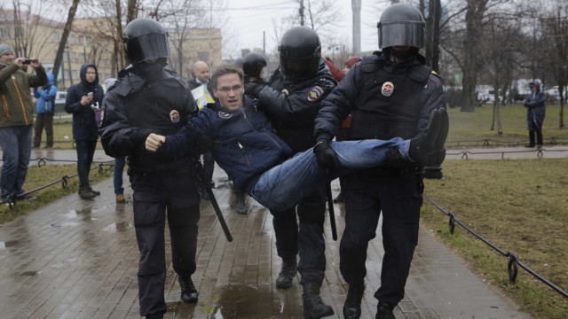 Polícia detém dezenas em novos protestos
 contra Putin na Rússia