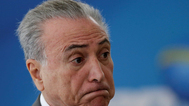 Crise política pode rebaixar nota do Brasil nos próximos três meses