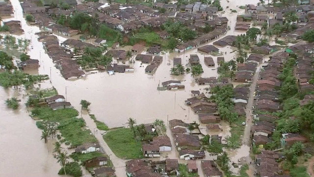 Pernambuco tem mais de 5 mil casas 
danificadas após chuva e enchente