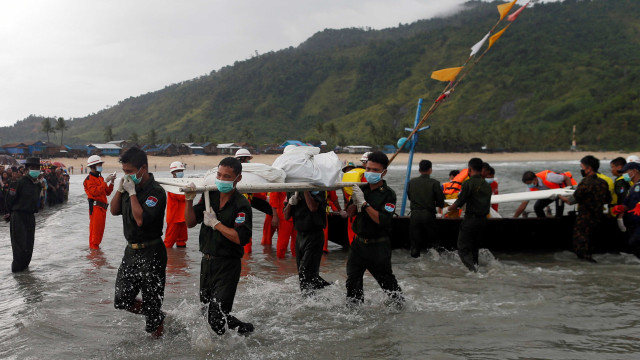 Marinha de Mianmar encontra corpos
 e destroços de avião no mar