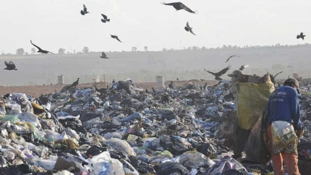Governo do DF vai pagar auxílio a catadores por desativação de lixão