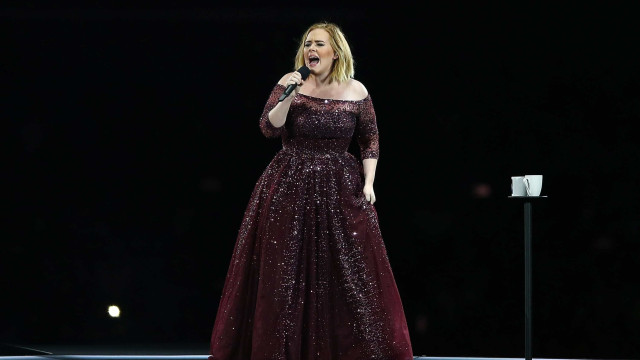 Adele cancela dois últimos shows por 
danos nas cordas vocais