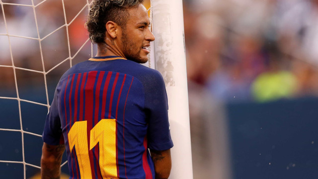 Neymar se despede do elenco do 
Barcelona e anuncia saída