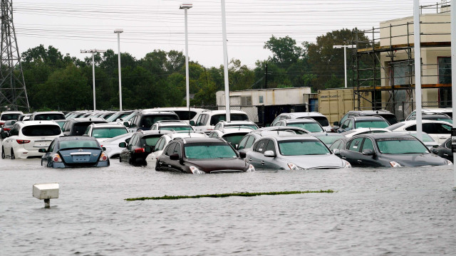 Tempestade Harvey inunda abrigo com 100 pessoas perto de Houston