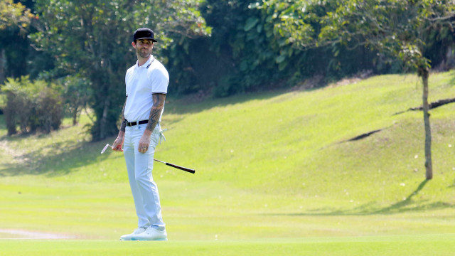 Após tocar 2 vezes em festival, Adam Levine joga golfe no Rio