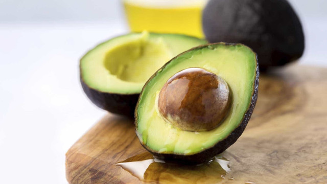 5 maneiras de evitar a oxidação do abacate após cortá-lo