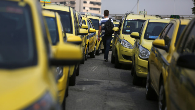 Em táxis, bandidos armados param para pedir informação e acabam presos