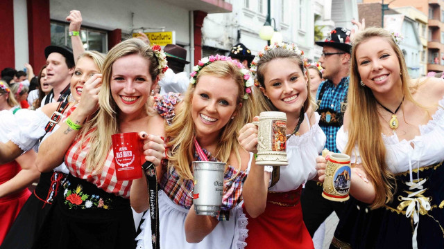 Oktoberfest bate recorde de público: 67,6 mil pessoas em uma noite