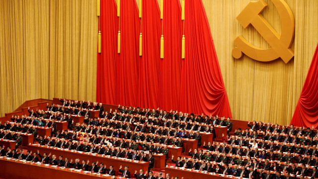 China inclui ideias de Xi Jinping na Constituição e o iguala a Mao