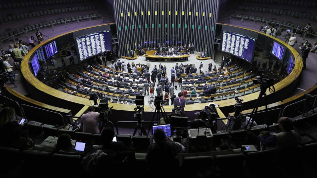 Plenário pode votar mudança no sistema eleitoral e fundo público hoje