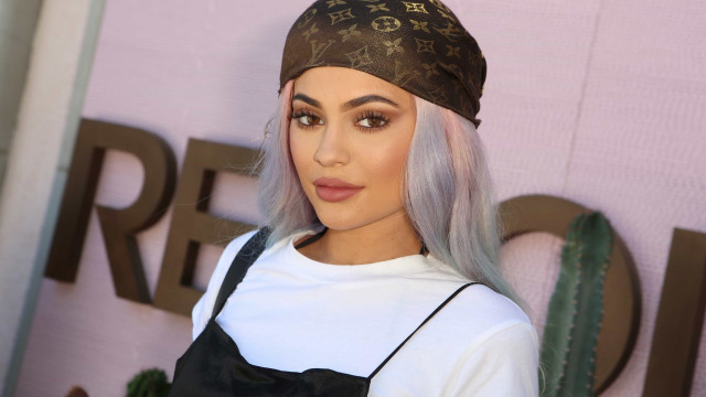 Kylie acusa paparazzis de alterarem fotos para aumentar a barriga