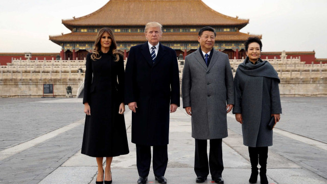 Trump faz primeira visita à China ao lado de Melania