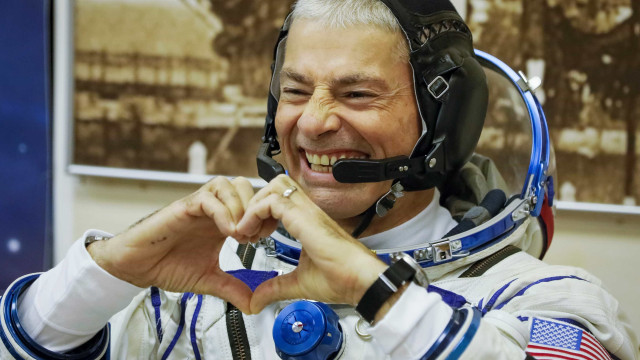 Astronautas recebem 'mimos' na Estação Espacial Internacional