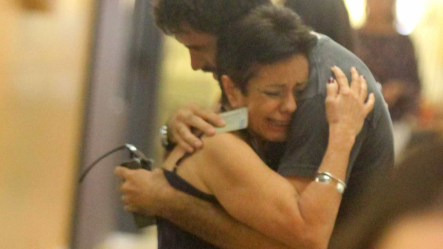 Mulher chora ao encontrar Eriberto Leão, e é consolada pelo ator