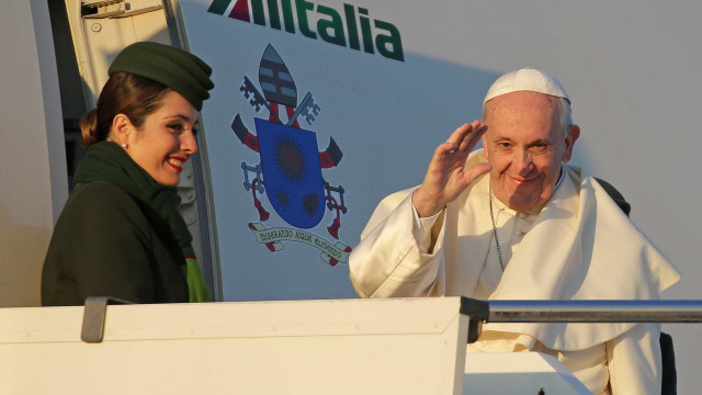 Papa deixa Itália e inicia viagem a Chile e Peru