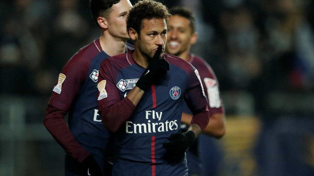 Neymar faz 4 em goleada de 8 a 0 do PSG no Francês