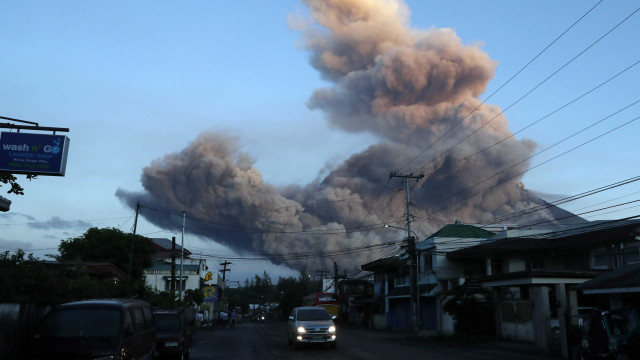 Vulcão Mayon tem duas novas erupções e desloca 60 mil