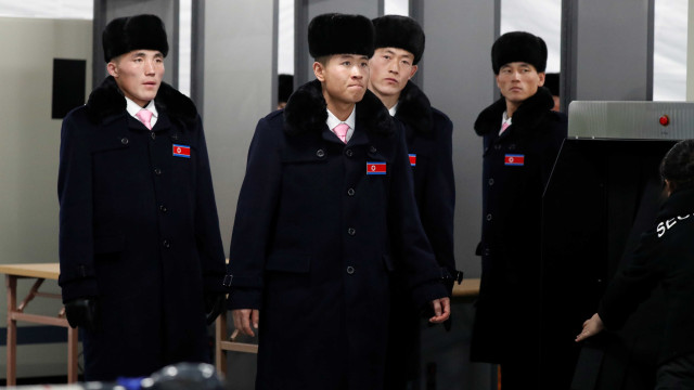 Delegação da Coreia do Norte chega para Jogos de Pyeongchang