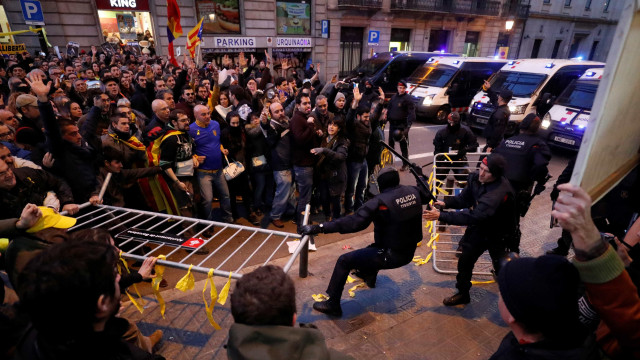 Protesto contra rei Felipe VI deixa feridos em Barcelona