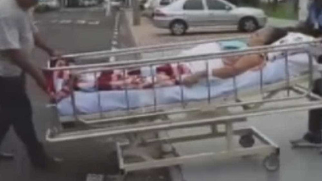 Paciente é levada em cama pela rua para fazer exames em Rio Preto