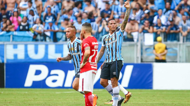 Grêmio faz 3 a 0 no Inter, quebra jejum em casa e fica perto da semi