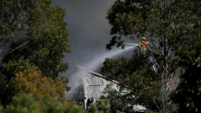 Violentos incêndios destroem 90 casas na Austrália