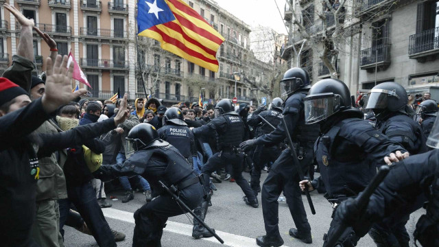 Protesto separatista deixa 52 feridos em Barcelona