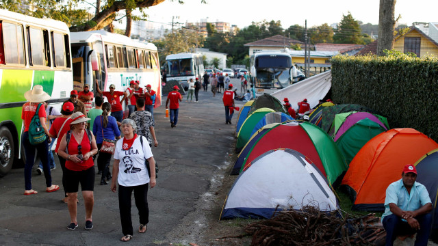 Acampamento em Curitiba muda rotina da PF e vira aposta do PT por Lula