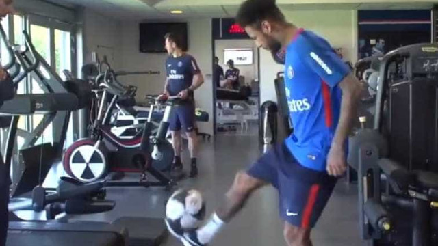 PSG divulga vídeo do retorno de Neymar; craque já pegou na bola