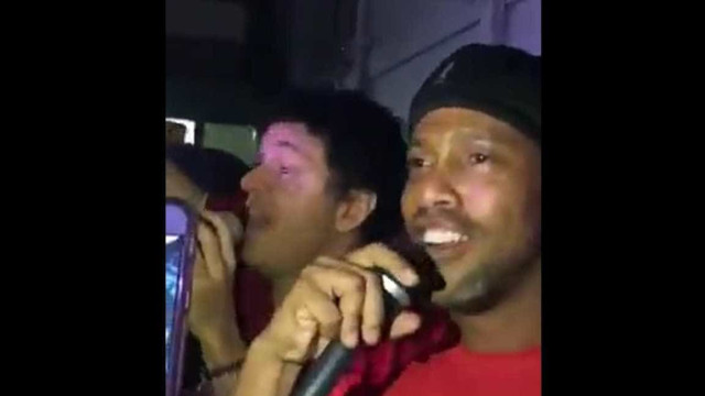 Você precisa ver esse vídeo do Ronaldinho cantando com Jorge Vercillo