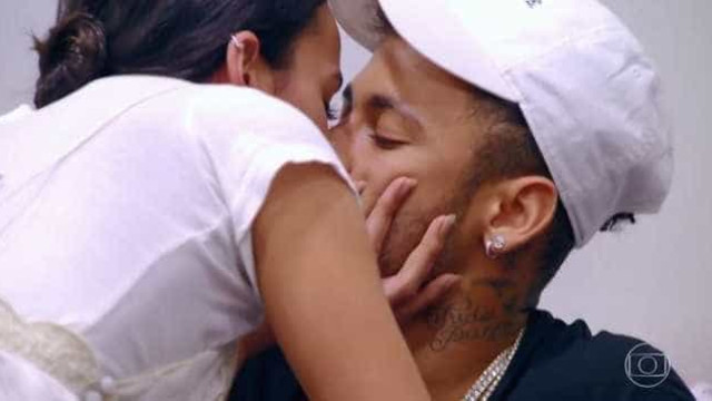 Neymar chora e ganha beijo de Marquezine no 'Caldeirão do Huck'