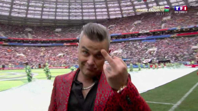 Robbie Williams mostra dedo do meio durante abertura da Copa