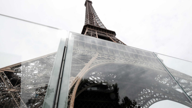 Torre Eiffel ganha barreira de vidro 'à prova de terroristas'