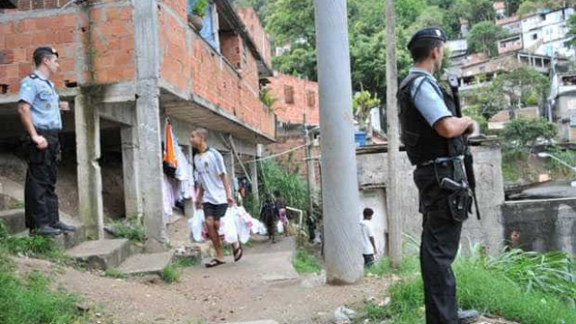 Tiroteio entre facções deixa um morto e um ferido em favela do Rio