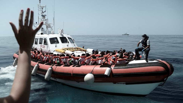 Navio com refugiados revela tensões no governo da Itália