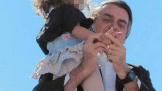 Imagem de Bolsonaro ensinando menina a imitar arma é criticada