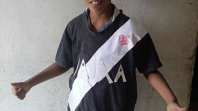 Garoto que viralizou com camisa de papel ganha uniforme e dia no Vasco