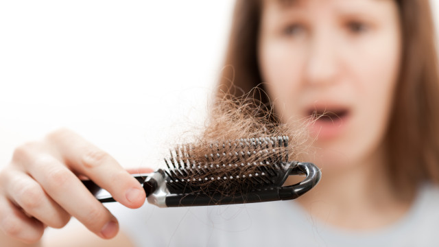 6 hábitos que você deve evitar para diminuir a queda de cabelo