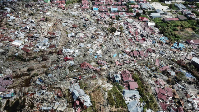 Número de mortos chega a 1.347 em tsunami na Indonésia