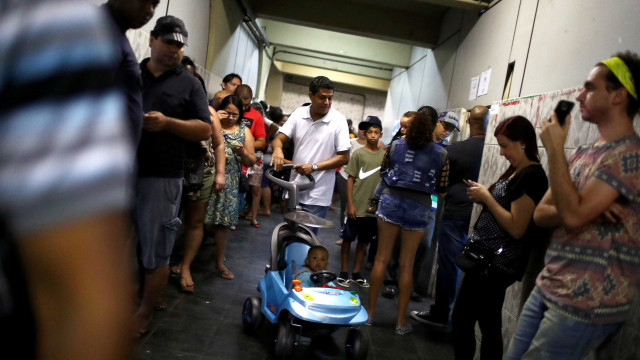 Novidade na eleição, biometria causa filas em locais de votos pelo país