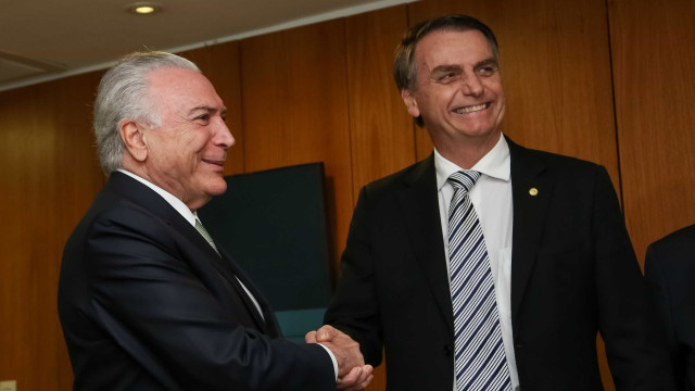 Não há espaço para retroceder, diz Temer a Bolsonaro em cartilha