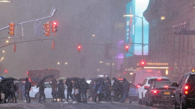 Neve em Nova York provoca caos no transporte público e trava a cidade