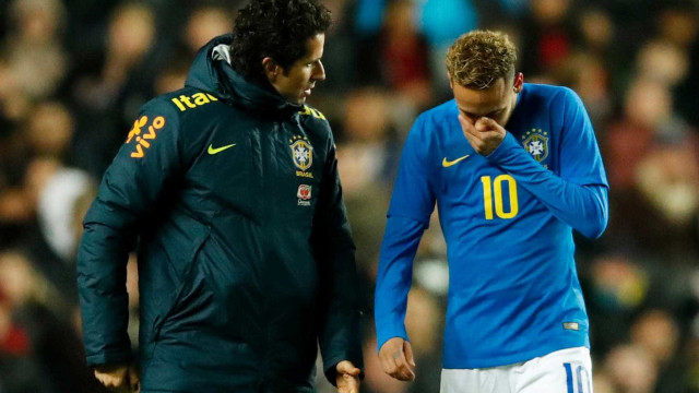 Neymar sai lesionado, mas médico tranquiliza: 'Não é lesão importante'