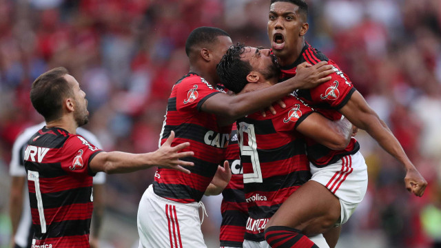 Dourado marca, César defende pênalti e Flamengo bate o Santos