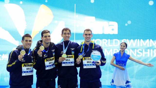 Brasil surpreende no 4 x 200 m livre e leva ouro com recorde mundial
