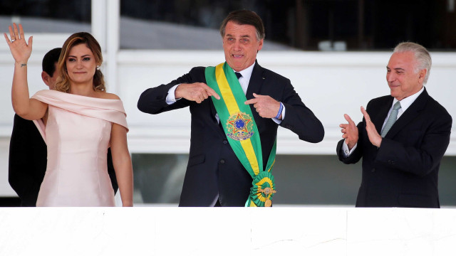 Bolsonaro escolhe 'Pátria Amada, Brasil' como slogan de governo