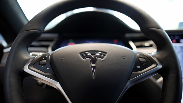 Tesla cria 'modo pum' para constranger passageiros; entenda