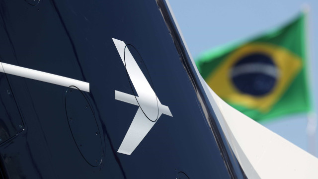 Ações da Embraer sobem com força após aval de Bolsonaro a acordo