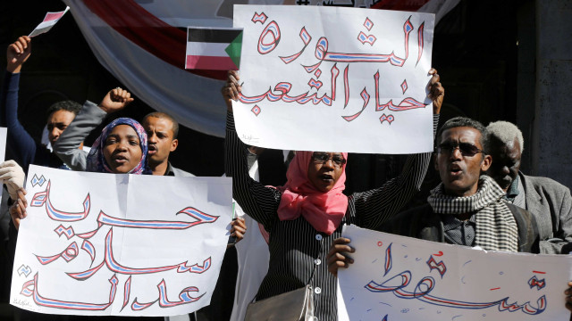 Há três décadas no poder, ditador do Sudão é alvo de protestos
