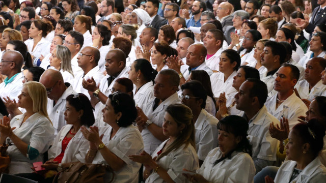 Revalida deve ser condição para permanência de médicos cubanos no país